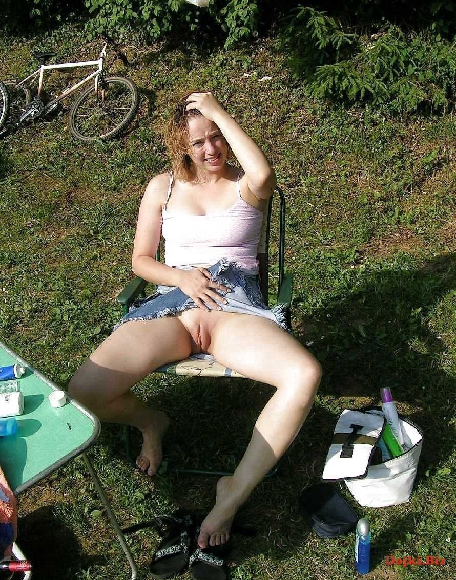 Девушка в трусиках без лифчика на природе