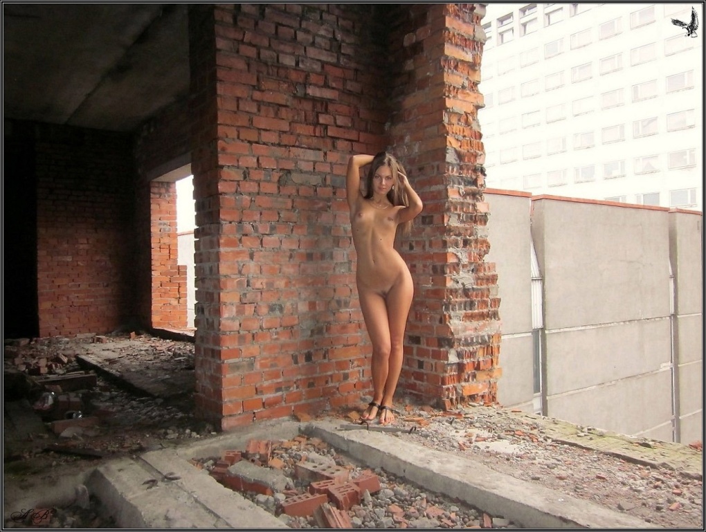 Фотосъемка ню на стройке