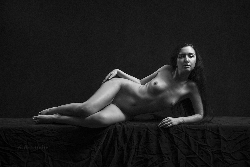 Креативная ню фотосессия на природе