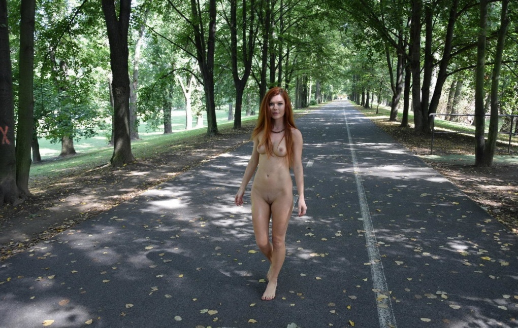 Голые женщины в парках