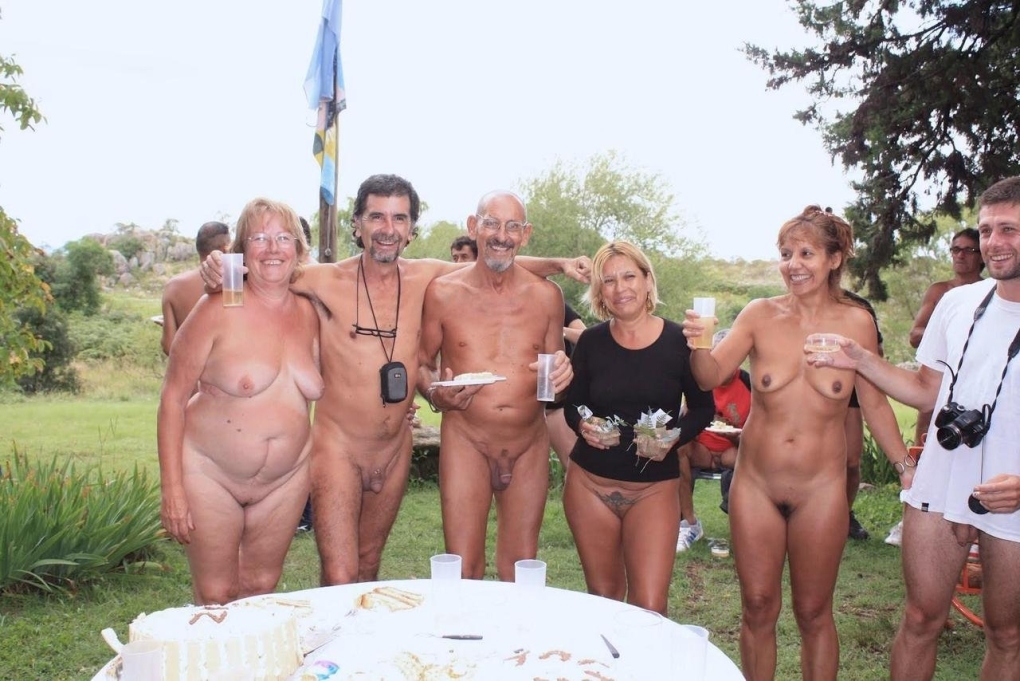 Голые мужчины и женщины на природе
