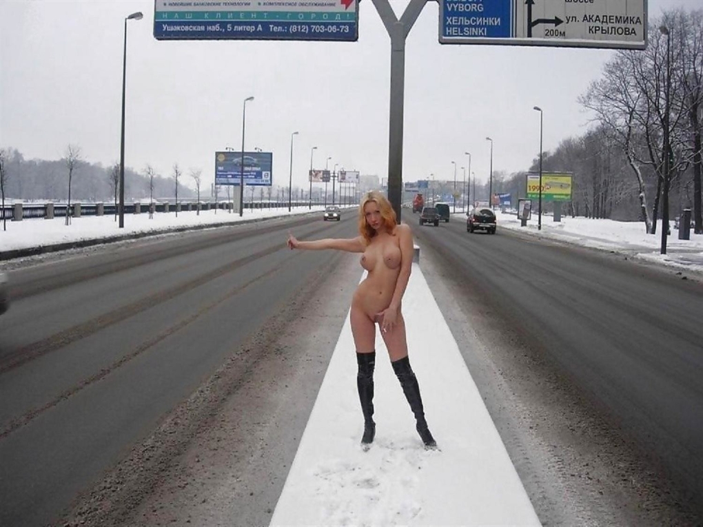 Голые девки зимой на дороге