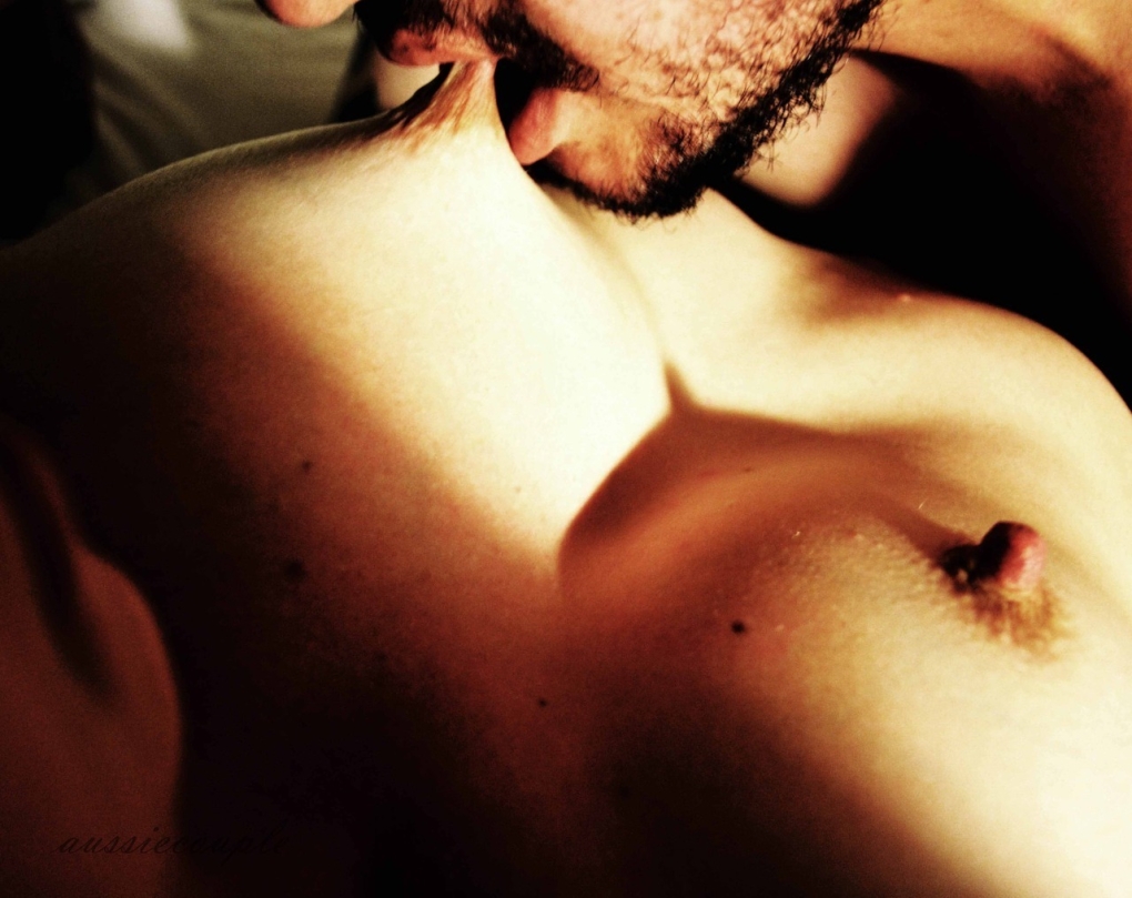 Парень целует девушку в грудь