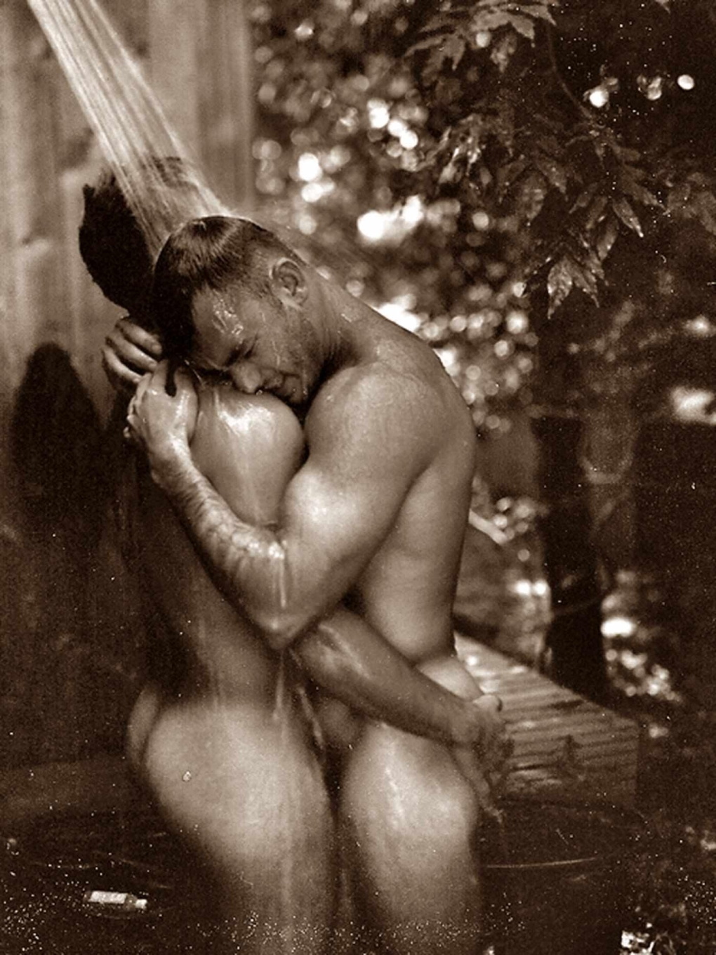Голые мужчины и женщины в душе