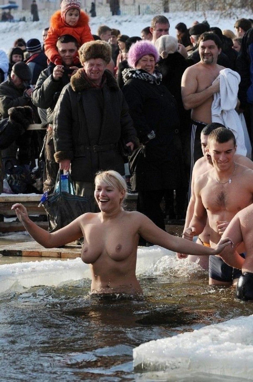 Голые купаются в проруби