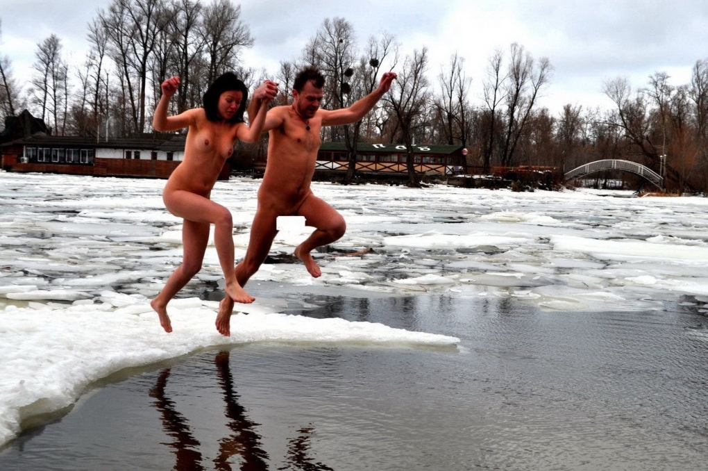 Купание в проруби голышом