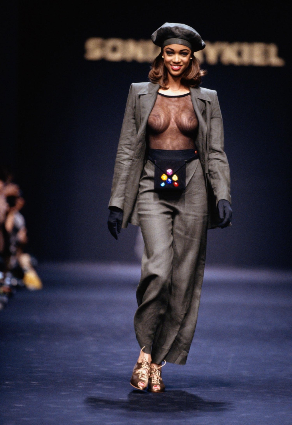 Грудь напоказ