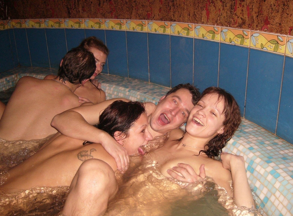 Семейные пары голые в сауне
