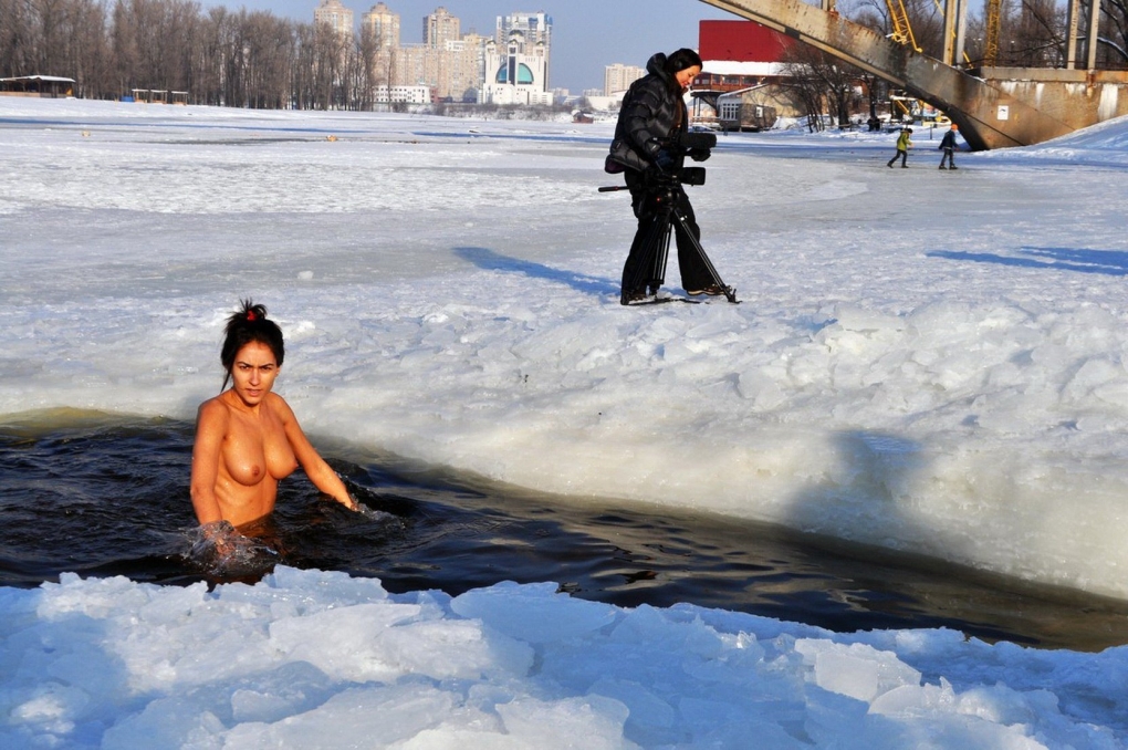 Голые красотки в проруби