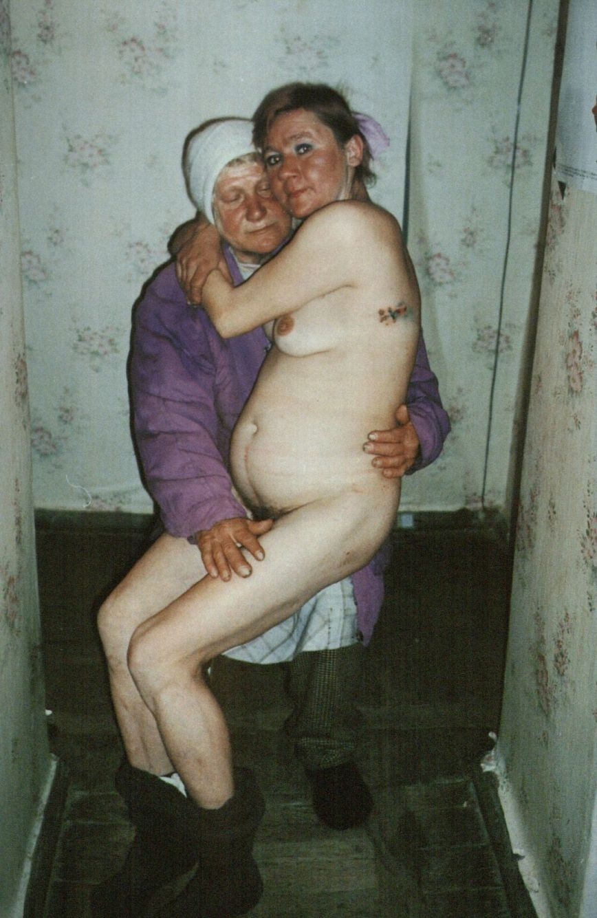 Голые бездомные женщины