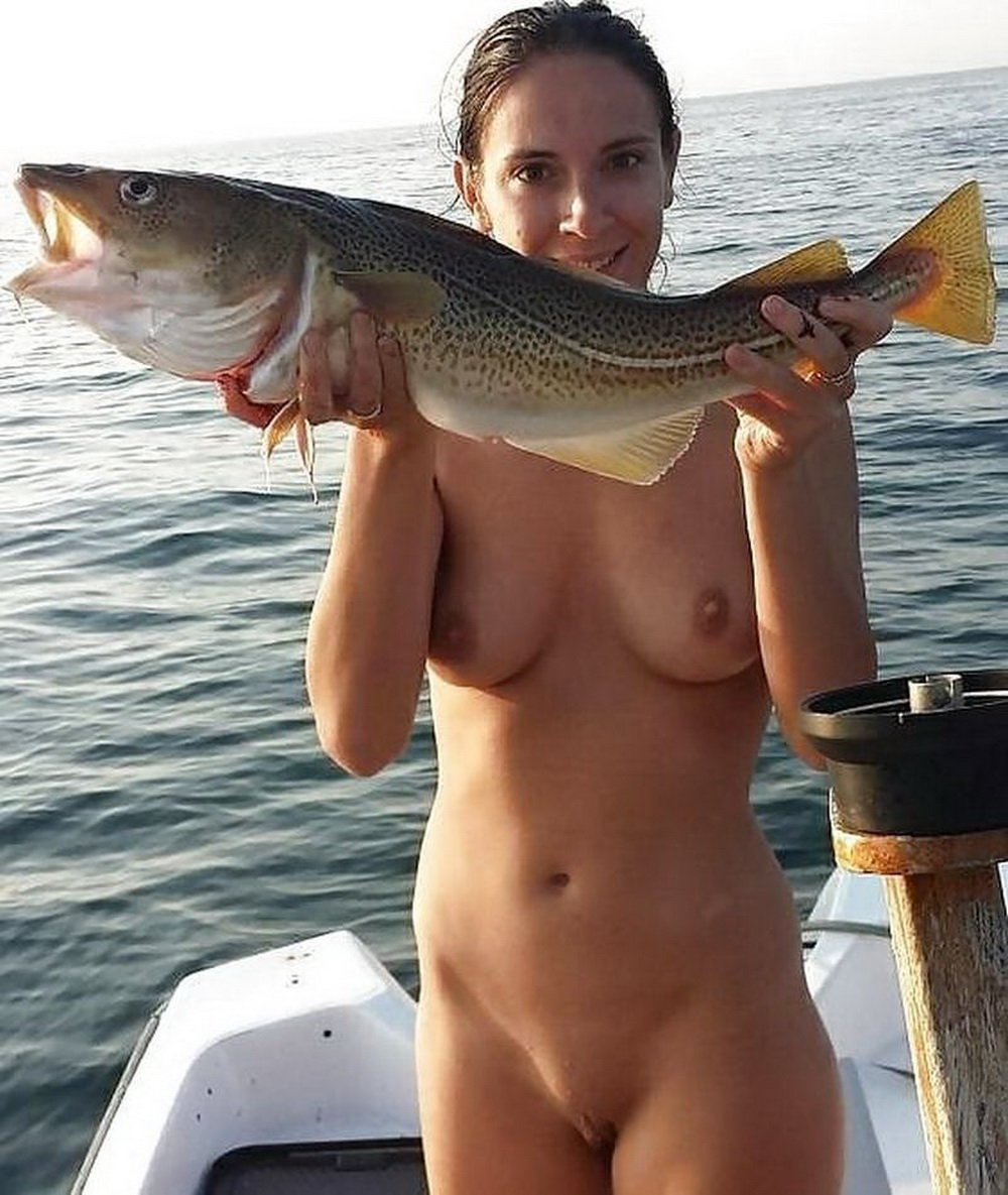 Голые красотки на рыбалке