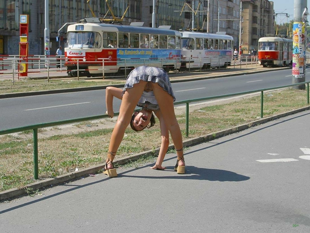 Девчонки без трусиков на улице