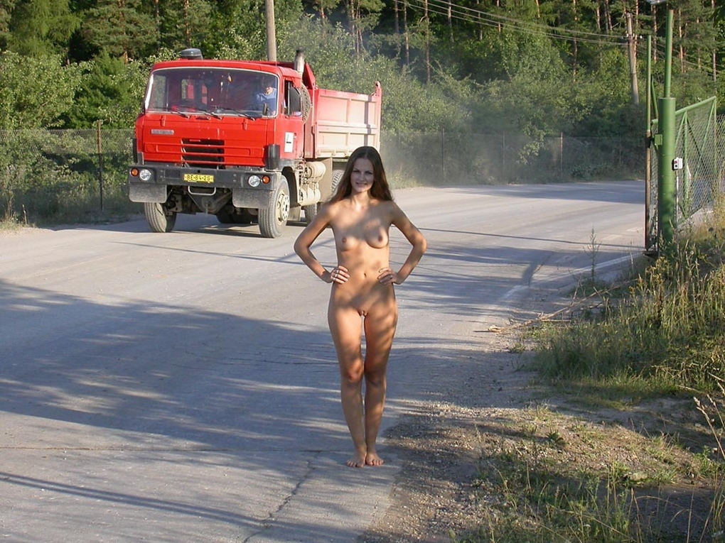 Женщины без трусов на улице