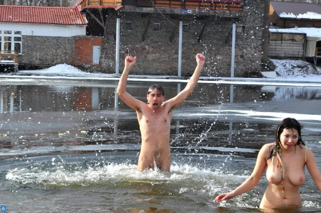 Купание в проруби голышом