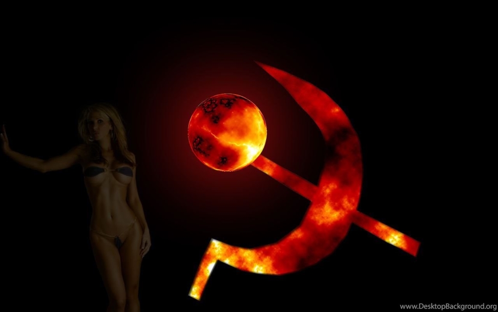 Девушки на фоне символики СССР