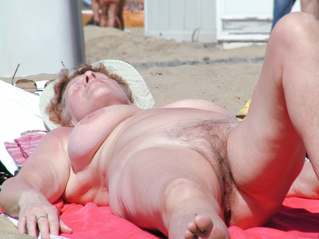 Голые толстые старухи на пляже