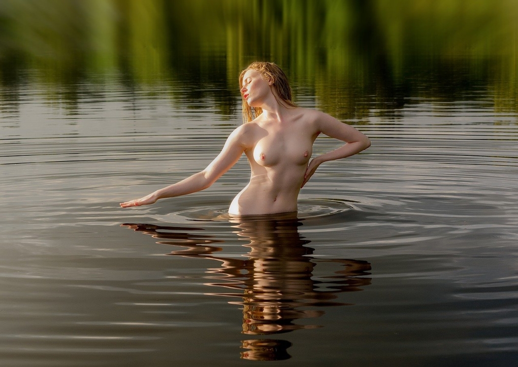 Художественное ню в воде