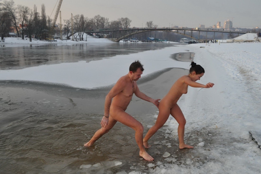 Купание в проруби голышом