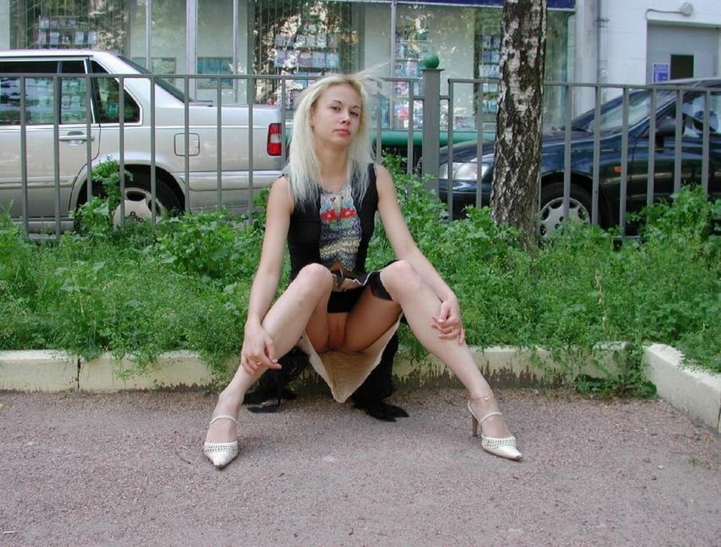 Школьницы на улице без трусиков
