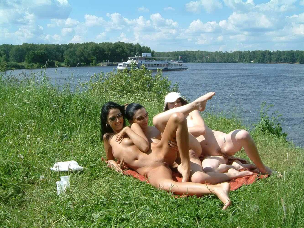 Красивые лесби на природе