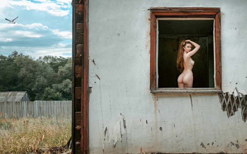 Ню фотосессия в заброшенной деревне