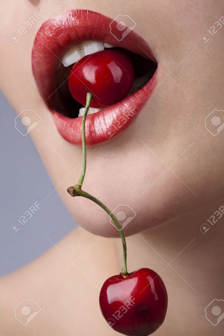 Губы с фруктами