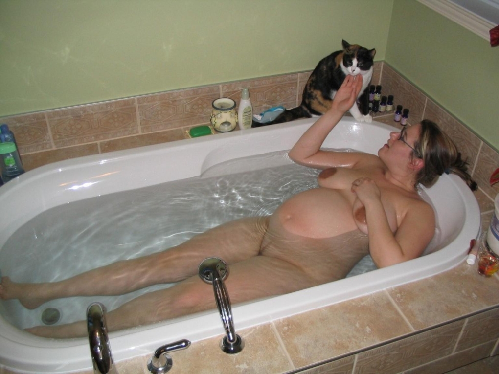 Пьяные голые женщины в душе частное