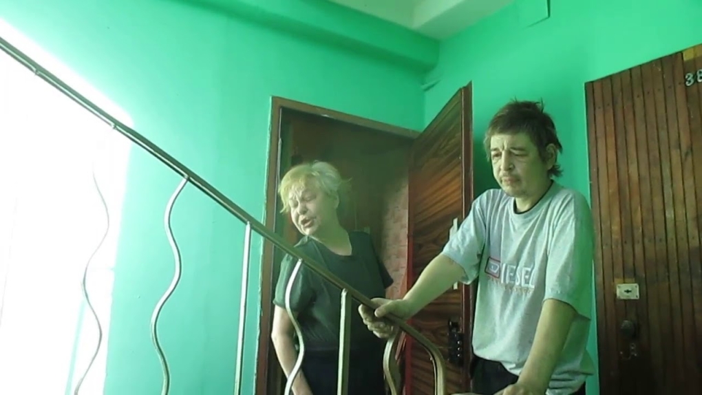 Издеваются над девушкой вписка