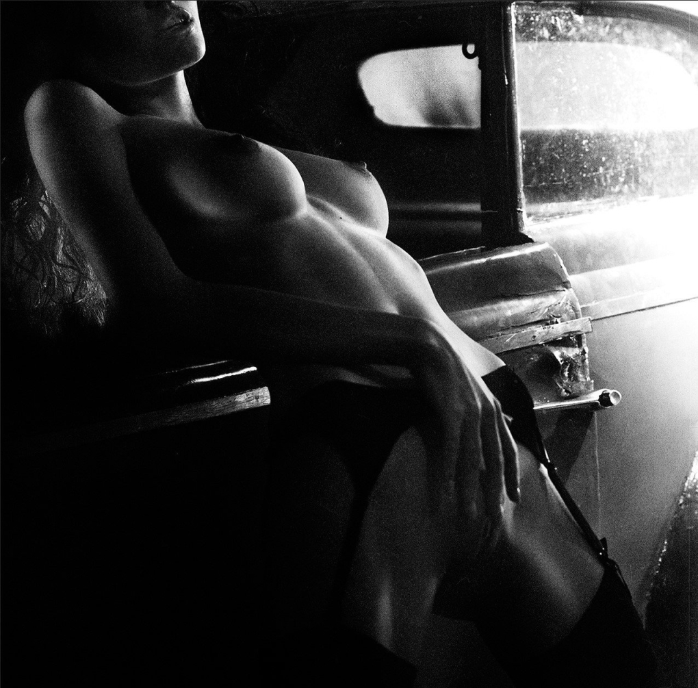 Эротическая фотосессия с авто